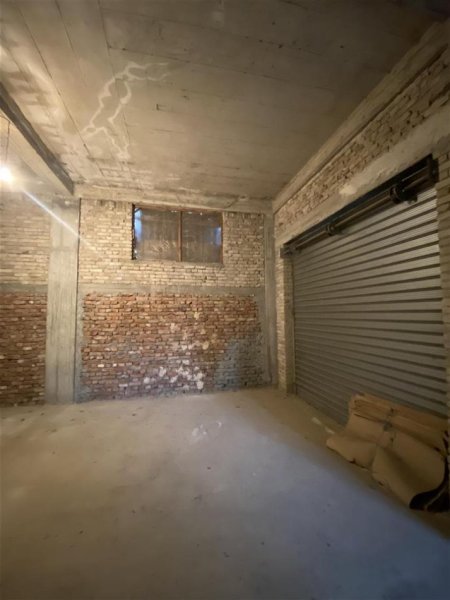 Tirane, jepet me qera magazine Kati 0, 131 m² 749 € (Rruga Fabrika e Qelqit, prane Tring)