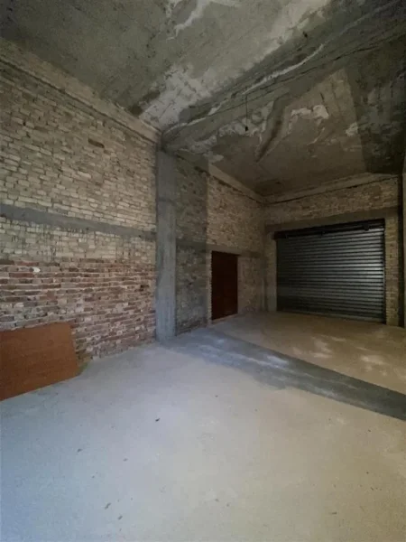 Tirane, jepet me qera magazine Kati 0, 131 m² 749.9 € (Rruga Fabrika e Qelqit, prane Tring)