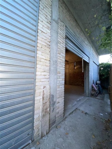Tirane, jepet me qera magazine Kati 0, 131 m² 749 € (Rruga Fabrika e Qelqit, prane Tring)