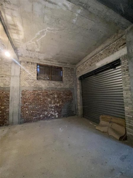 Tirane, jepet me qera magazine Kati 0, 131 m² 749 € (Rruga Fabrika e Qelqit, prane Tring)