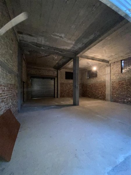 Tirane, jepet me qera magazine Kati 0, 131 m² 749 € (Rruga Fabrika e Qelqit, prane Tring)