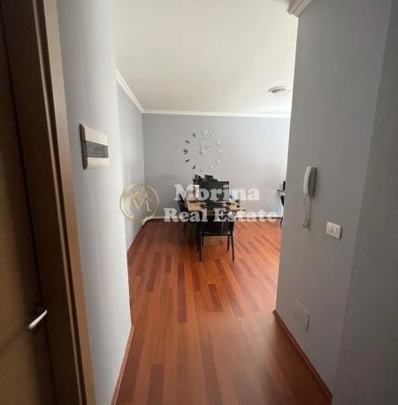 Tirane, jepet me qera apartament 3+1 Kati 2, 150 m² 900 € (5 Maj)