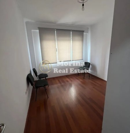 Tirane, jepet me qera apartament 3+1 Kati 2, 150 m² 900 € (5 Maj)