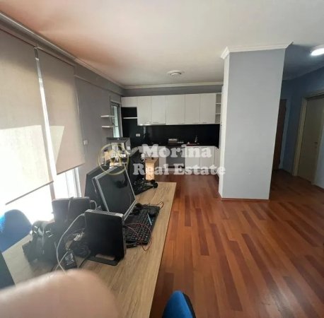 Tirane, jepet me qera apartament 3+1 Kati 2, 150 m² 900 € (5 Maj)