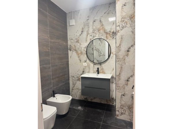 Tirane, jepet me qera apartament 1+1 , 64 m² 650 € 