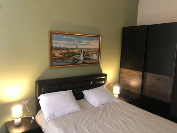 Tirane, jepet me qera apartament 1+1+Ballkon Kati 2, 500 € (Pazari i Ri)