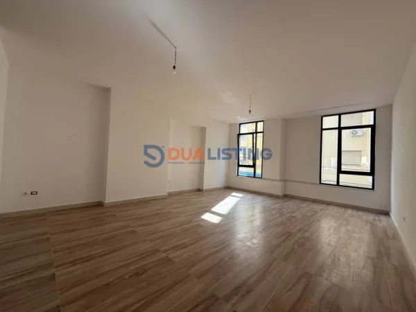 Tirane, jepet me qera zyre Kati 1, 82 m² 1.500 € (Rruga Mine Peza)