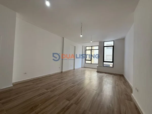 Tirane, jepet me qera zyre Kati 1, 72 m² 1.300 € (Rruga Mine Peza)