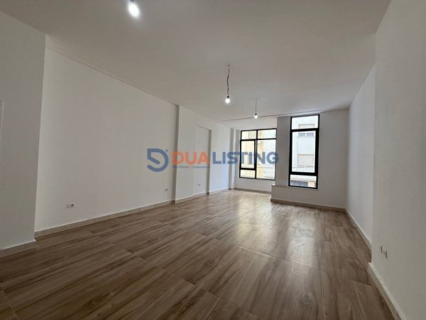 Tirane, jepet me qera zyre Kati 1, 72 m² 1.300 € (Rruga Mine Peza)