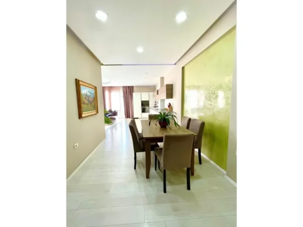 Tirane, jepet me qera apartament 3+1 Kati 5, 175 m² 1.300 € (Liqeni i Thate)