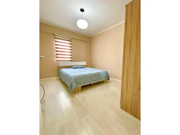 Tirane, jepet me qera apartament 3+1 Kati 5, 175 m² 1.300 € (Liqeni i Thate)
