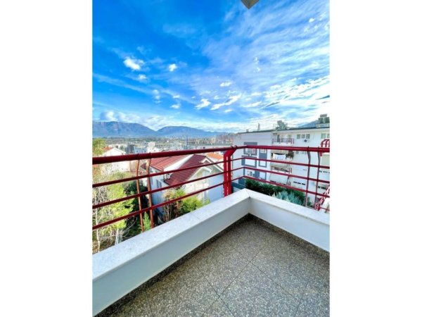 Tirane, jepet me qera apartament 3+1 Kati 5, 175 m² 1.300 € (Liqeni i Thate)