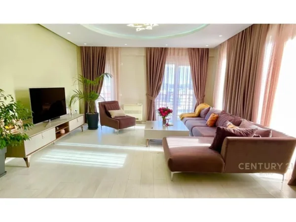Tirane, jepet me qera apartament 3+1 Kati 5, 175 m² 1.300 € (Liqeni i Thate)