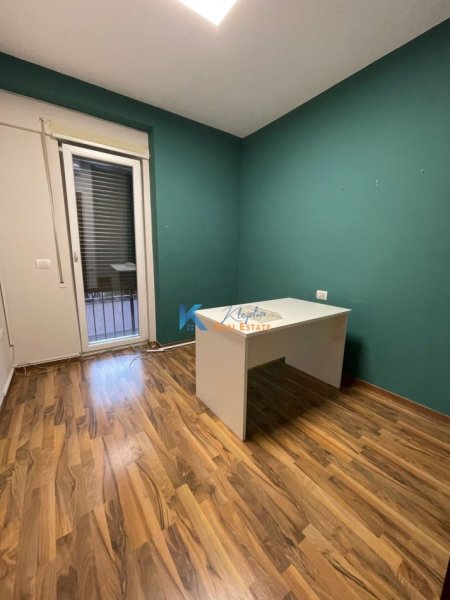 Tirane, jap me qera zyre Kati 2, 140 m² 1.650 € (21 Dhjetori, prane Abi Bank)