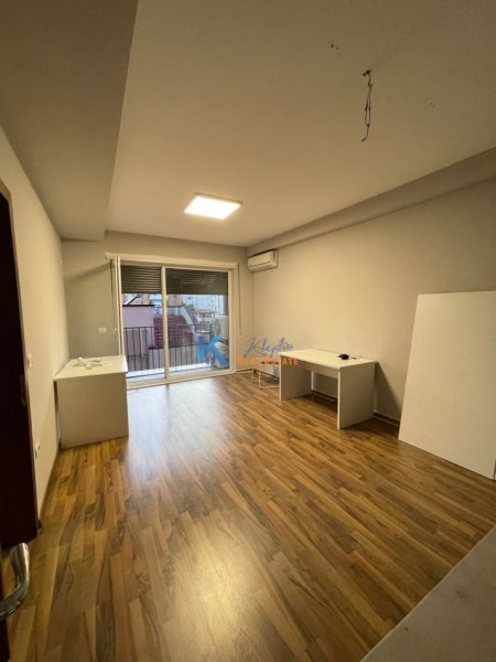 Tirane, jap me qera zyre Kati 2, 140 m² 1.650 € (21 Dhjetori, prane Abi Bank)