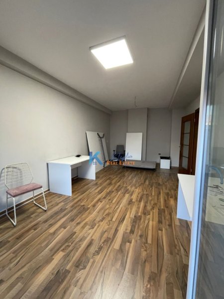 Tirane, jap me qera zyre Kati 2, 140 m² 1.650 € (21 Dhjetori, prane Abi Bank)