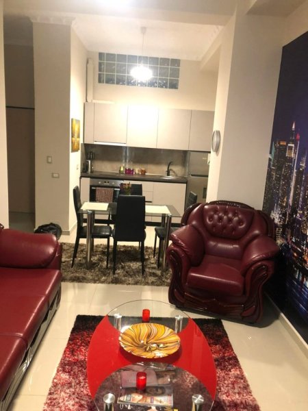 Jepet me Qera Apartamenti 1+1 tek Pazari i Ri,   500 €URO