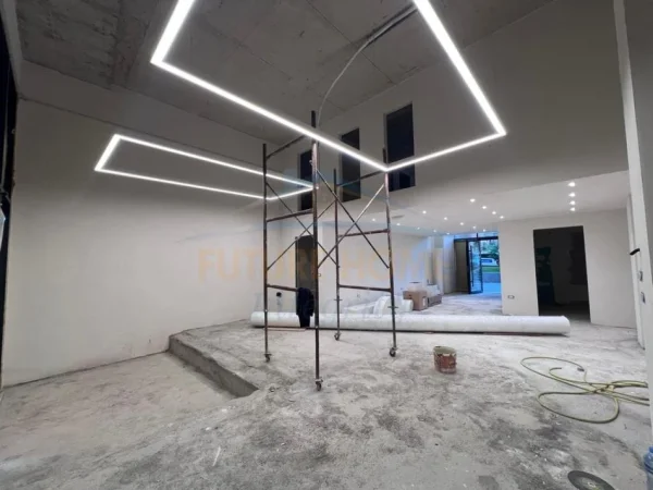 Tirane, jepet me qera ambjent biznesi Kati 0, 130 m² 2.000 € (Porcelan , Residenca Erli)