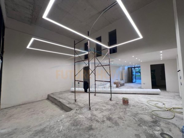 Tirane, jepet me qera ambjent biznesi Kati 0, 130 m² 2.000 € (Porcelan , Residenca Erli)