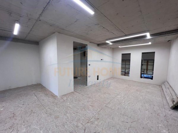 Tirane, jepet me qera ambjent biznesi Kati 0, 130 m² 2.000 € (Porcelan , Residenca Erli)