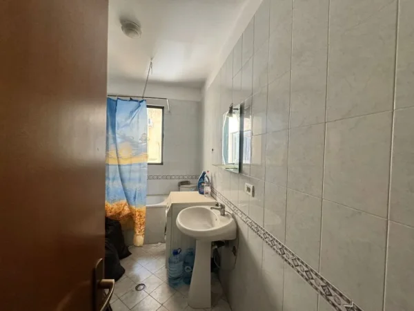 Tirane, jepet me qera apartament 2+1 Kati 8, 115 m² 800 € (Tek Ringu)