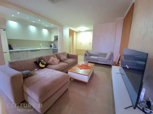 Tirane, jepet me qera apartament 2+1 Kati 5, 115 m² 1.300 € (PERBALLE PARLAMENTIT)