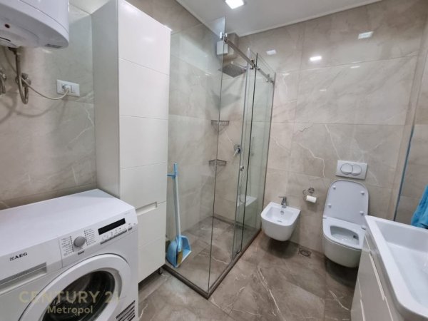 Tirane, jepet me qera apartament 2+1 Kati 5, 115 m² 1.300 € (PERBALLE PARLAMENTIT)