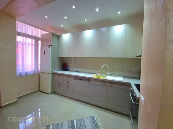 Tirane, jepet me qera apartament 2+1 Kati 5, 115 m² 1.300 € (PERBALLE PARLAMENTIT)