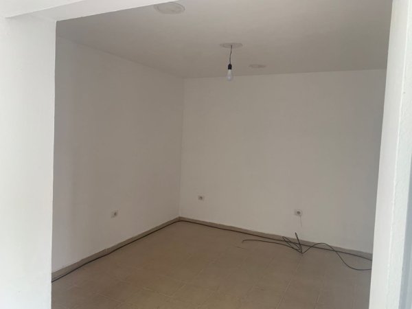 Jepet me Qera Ambient per Biznes ne Komunen e Parisit, Kati 1, 35 m² 400 €uro