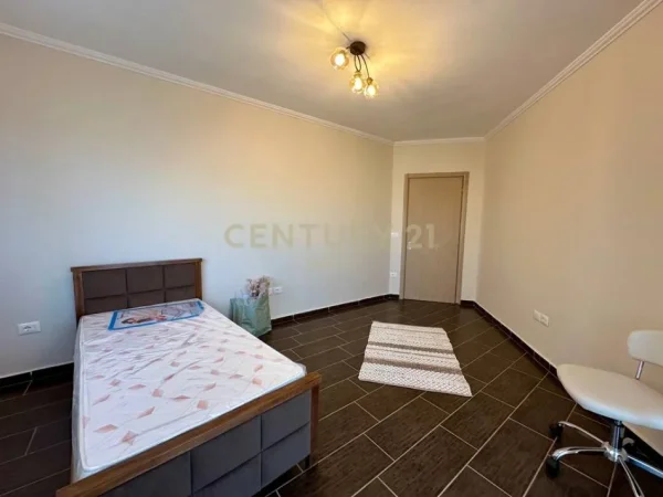 Tirane, jepet me qera apartament 2+1 Kati 5, 118 m² 530 € (pranë Pallateve Çabej)