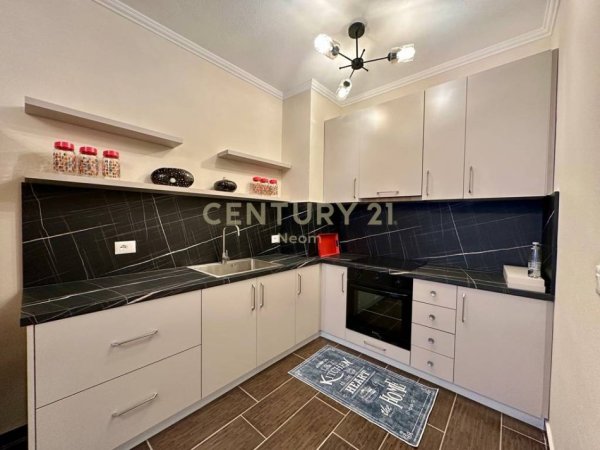 Tirane, jepet me qera apartament 2+1 Kati 5, 118 m² 530 € (pranë Pallateve Çabej)