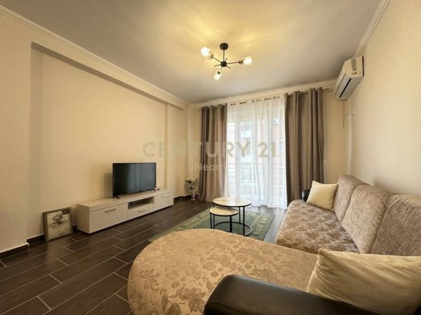 Tirane, jepet me qera apartament 2+1 Kati 5, 118 m² 530 € (pranë Pallateve Çabej)
