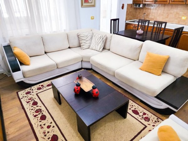 Jepet Super Apartament 2+1 me Qera ne Bllok pranë Gardës së Republikës, Tiranë,  Kati 2, 120 m² 1.000 €uro