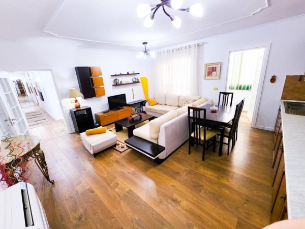 Jepet Super Apartament 2+1 me Qera ne Bllok pranë Gardës së Republikës, Tiranë,  Kati 2, 120 m² 1.000 €uro