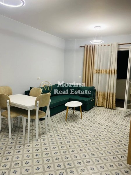 Tirane, jepet me qera apartament 1+1 Kati 3, 65 m² 450 € (Fresku)