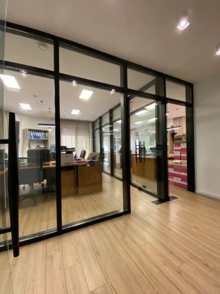 Tirane, jepet me qera zyre Kati 1, 320 m² 4.200 € (BULEVARDI ZOGU I PARE)