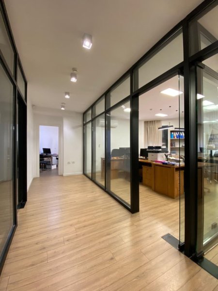 Tirane, jepet me qera zyre Kati 1, 320 m² 4.200 € (BULEVARDI ZOGU I PARE)