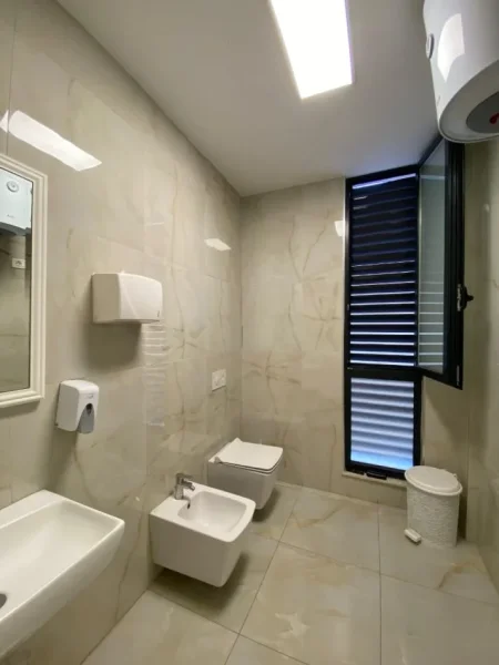 Tirane, jepet me qera zyre Kati 1, 320 m² 4.200 € (BULEVARDI ZOGU I PARE)