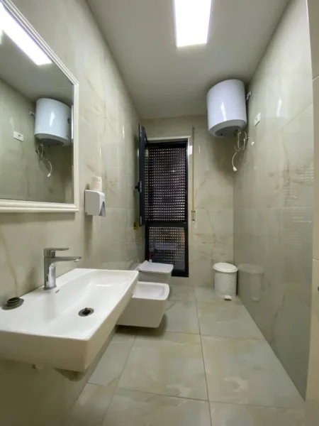 Tirane, jepet me qera zyre Kati 1, 320 m² 4.200 € (BULEVARDI ZOGU I PARE)