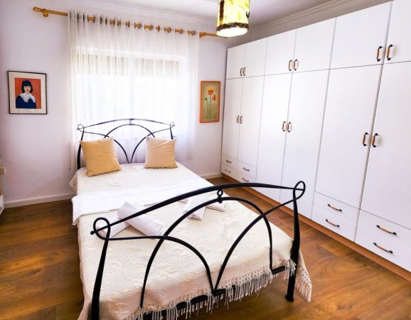 Jepet Super Apartament 2+1 me Qera ne Bllok pranë Gardës së Republikës, Tiranë,  Kati 2, 120 m² 1.000 €uro