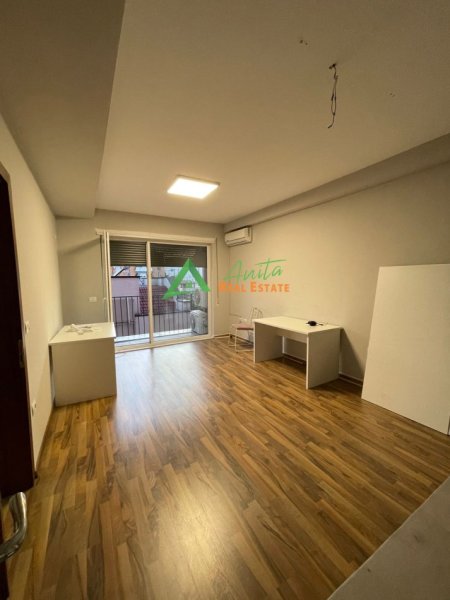 Tirane, jepet me qera zyre Kati 2, 140 m² , 160 000 Leke (21 Dhjetori)