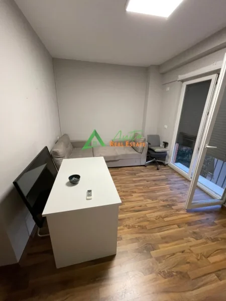 Tirane, jepet me qera zyre Kati 2, 140 m² , 160 000 Leke (21 Dhjetori)