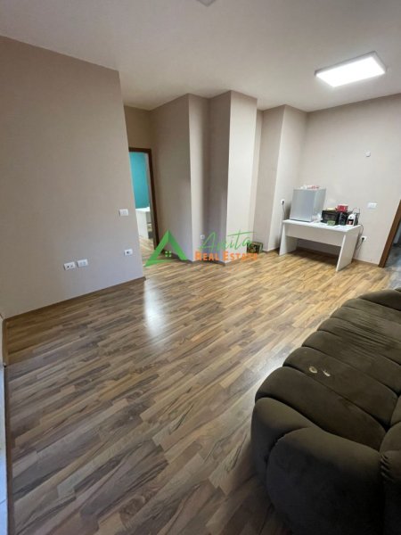 Tirane, jepet me qera zyre Kati 2, 140 m² , 160 000 Leke (21 Dhjetori)