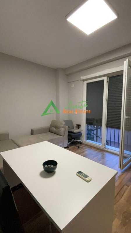 Tirane, jepet me qera zyre Kati 2, 140 m² , 160 000 Leke (21 Dhjetori)