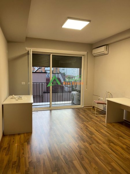 Tirane, jepet me qera zyre Kati 2, 140 m² , 160 000 Leke (21 Dhjetori)