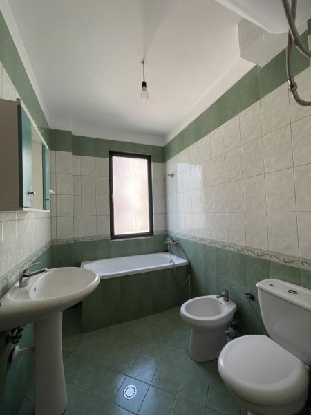 Tirane, jepet me qera apartament 2+1+Ballkon Kati 6, 110 m² 450 € (Yzberisht)