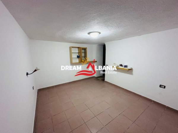 Tirane, jepet me qera magazine , 30 m² 250 € (tek Zogu i Zi)