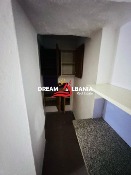 Tirane, jepet me qera magazine , 30 m² 250 € (tek Zogu i Zi)