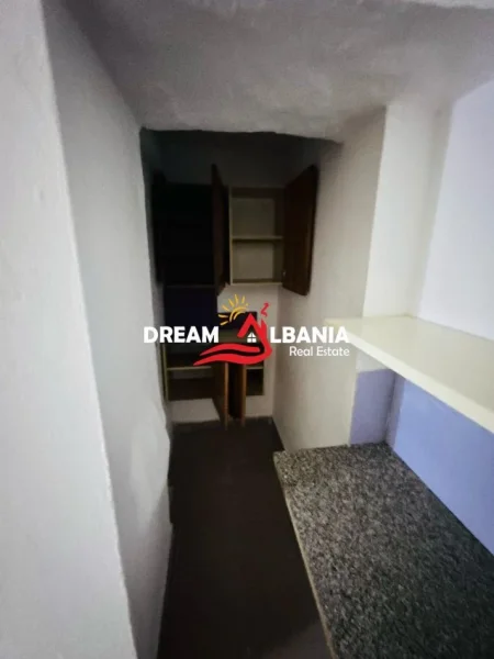 Tirane, jepet me qera magazine , 30 m² 250 € (tek Zogu i Zi)