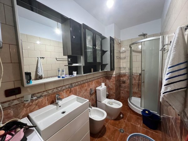 Tirane, jepet me qera apartament 3+1 Kati 6, 105 m² 630 €
